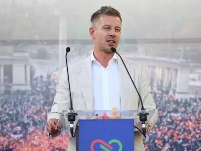У прем’єра Угорщини кинули яйцем під час виступу