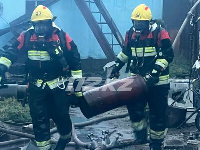  В Темиртау спасатели вынесли газовый баллон из горящей постройки 