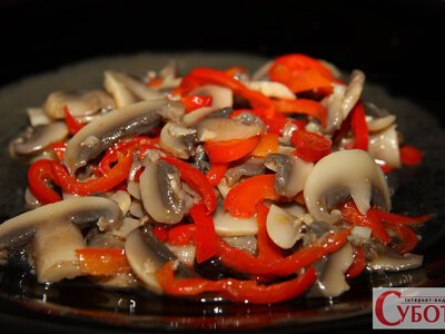 Мариновані печериці з болгарським перцем без оцту: кисло-солодка закуска з медом і лимоном