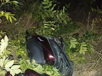 Под Коблево мопед выехал на встречную полосу и слетел в кювет: 20-летний водитель госпитализирован