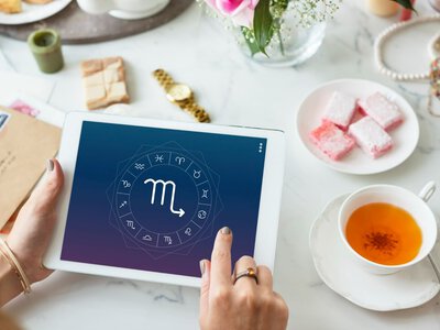 Гороскоп на октябрь: знаки зодиака, которых ждет финансовый успех и романтика