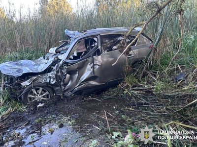 На Белоцерковщине автомобиль влетел в кювет: водитель погиб, пассажир госпитализирован