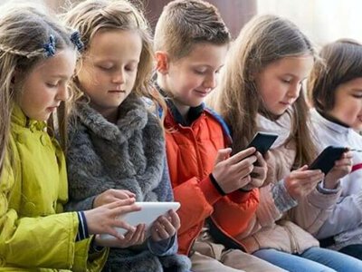Во Львовской области в школах ограничат использование смартфонов: что предусматривают новые правила