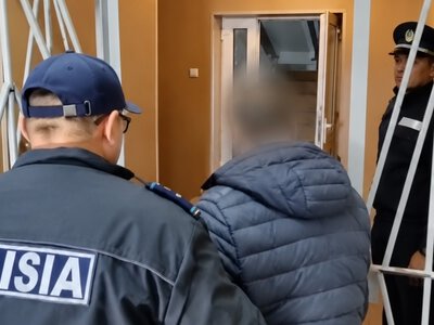 Разбил теплую остановку и попал на камеры: жителя Каркаралинска отправили под арест 