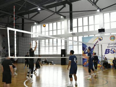 День учителя: в Астане прошел турнир по волейболу среди школьных педагогов