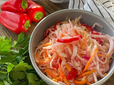 Капуста в горячем маринаде: хрустящая закуска, которая готова уже на следующий день