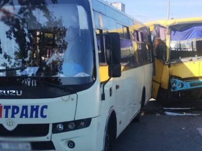  В Киеве столкнулись две маршрутки: среди пострадавших ребенок 
