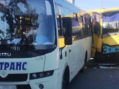 В Киеве столкнулись две маршрутки, среди пострадавших – ребенок