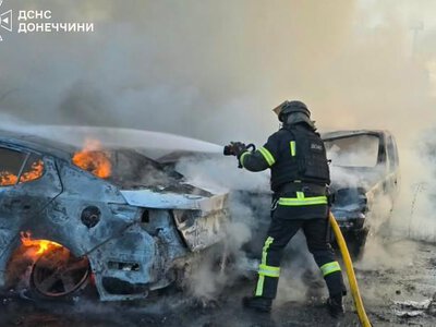 В Краматорске из-за российских атак возникли пожары в админздании, квартирах и автомобилях