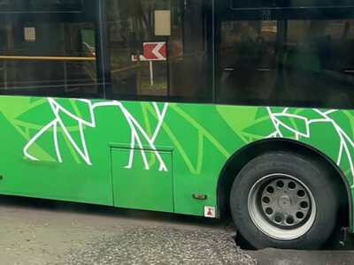  В Алматы провалился асфальт: автобус оказался в ловушке 