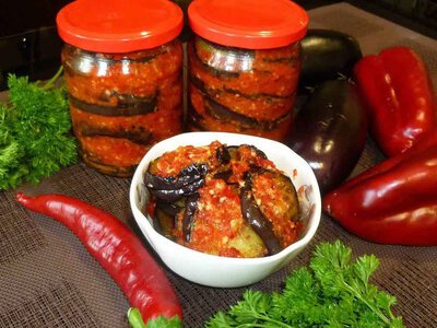 Легендарная острая закуска на зиму: сочные жареные баклажаны Тещин язык