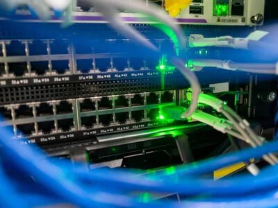 Под землю, за границу, в облако: Минцифры объяснило бизнесу, как защитить дата-центры от атак