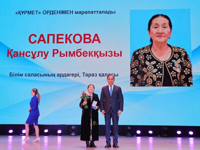 Ербол Қарашөкеев бір топ жамбылдық ұстазды марапаттады