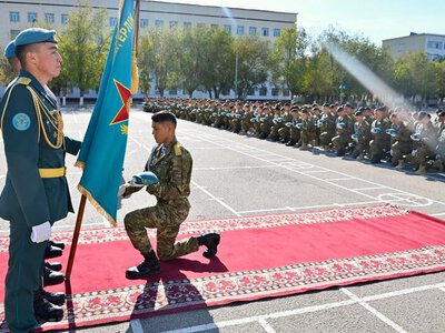 В Алматинской области около 600 десантников простились с Боевым знаменем
