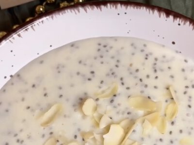 Манная каша, которую полюбите снова: как приготовить с семенами чиа и миндальными хлопьями