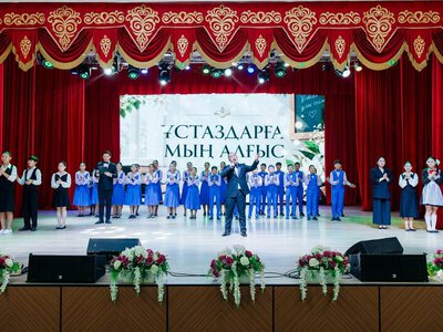 Болат Акчулаков поздравил педагогов Атырауской области с Днем учителя