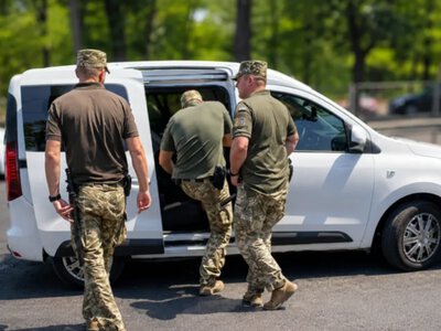 Могут ли ТЦК забрать телефон или силой посадить в бус: разъяснение Омбудсмена