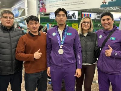 Серебряного призера Азиатских игр по водному поло торжественно встретили в столичном аэропорту