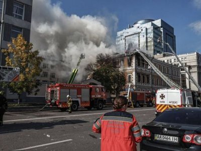 Защита от зимних холодов: поврежденное российским БпЛА здание Президиума НАН Украины срочно консервируют