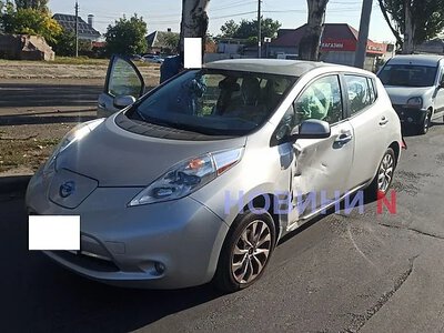Пытался проскочить на красный: Ford врезался в Nissan на шоссе в Николаеве