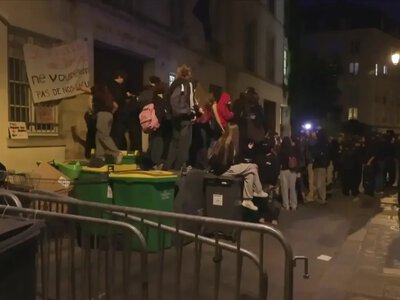 Во Франции на протест школьников вновь вышли десятки тысяч людей - школы заблокированы и закрыты