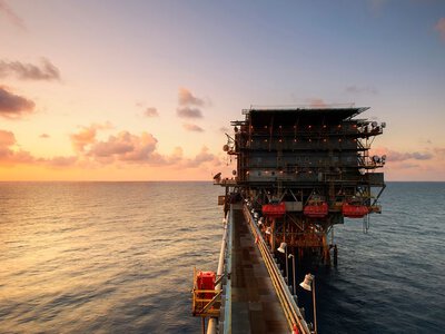 Доходи Росії від нафти впали на 17% попри стрибок світових цін