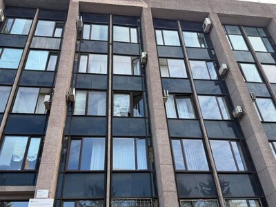 Выбитые окна и поврежденные кабинеты: в результате российской атаки было повреждено здание налоговой службы