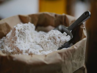 Забудьте о жучках и плесени: почему муку категорически не стоит оставлять в заводской упаковке