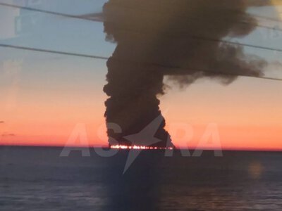 Недалеко от российского Сочи масштабно горит нефтяной танкер