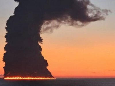 В акватории Черного моря недалеко от Сочи произошел крупный пожар: загорелся танкер