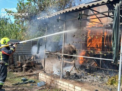 У Запоріжжі рятувальники загасили пожежу в господарській споруді