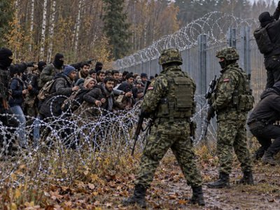 Вооруженные люди провели мигрантов из Беларуси в Латвию: на границе повредили оборудование и украли камеры