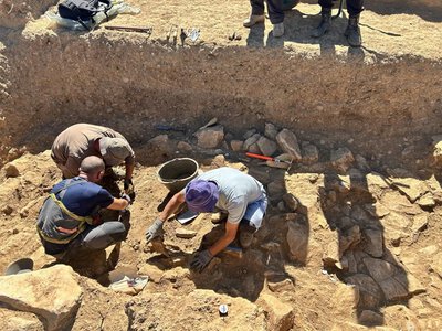 Археологи раскопали в Северной Македонии 2600-летнее захоронение с оружием и золотом