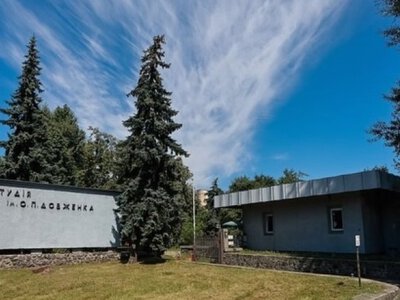 Россияне снова обстреляли легендарную киностудию имени Довженко в Киеве (ВИДЕО)