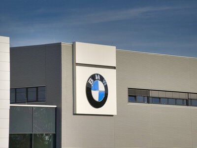  BMW вложит €2 млрд в заводы Германии на фоне сокращений у Volkswagen и Mercedes 