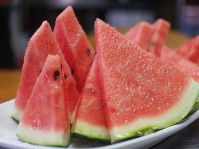 Кавун на 92% складається з води: які переваги має сезонний продукт і де потрібна обережність