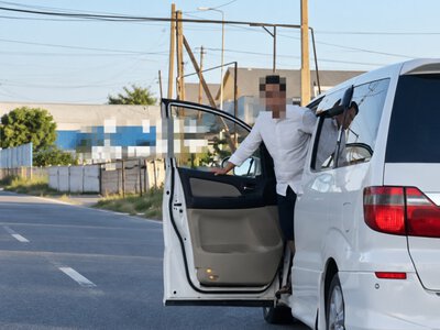  Пассажир высунулся из открытой двери на ходу: водителя Toyota наказали в Туркестанской области 