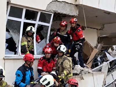  Два человека погибли при обрушении семиэтажного дома в Стамбуле 