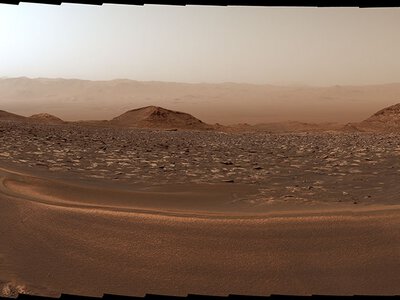 Марсоход Curiosity достиг высотного рубежа и оглянулся на Марсе.
