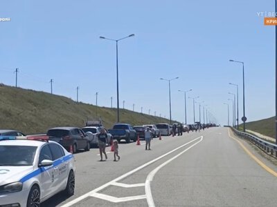 На выезде из Крыма перед Керченским мостом образовалась пробка из 500 авто – российские власти