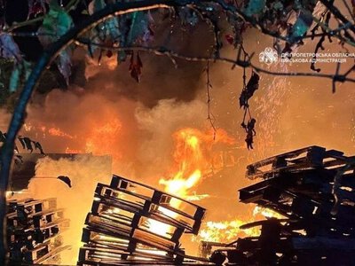 Россияне ударили беспилотником по пригороду Днепра, вспыхнул пожар
