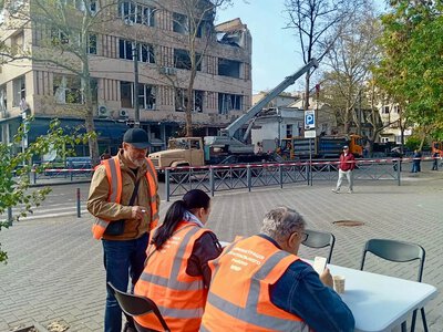 В Николаеве после обстрела коммунальщики помогают жителям закрывать выбитые окна (фото)