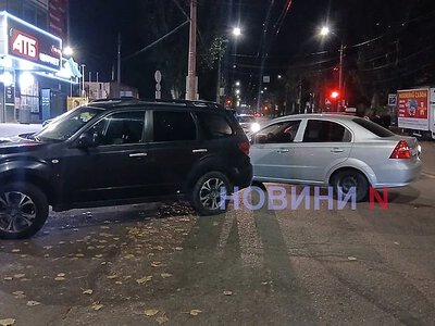 В Николаеве возле супермаркета столкнулись Subaru и Chevrolet