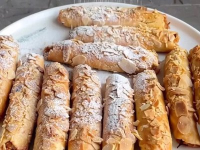 Яблучні трубочки з мигдалем: домашнє печиво з корицею та родзинками