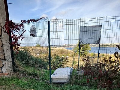 В Николаеве неизвестные выломали часть ограждения городища «Дикий сад» (фото)