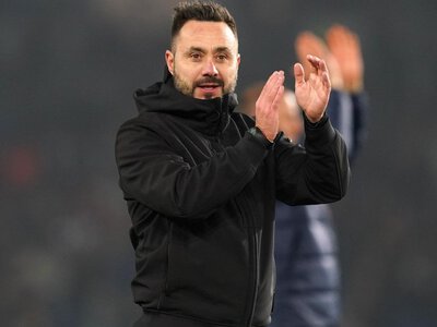 Де Дзерби поцеловал игрока Тоттенхэма, удаленного в игре с Манчестер Юнайтед