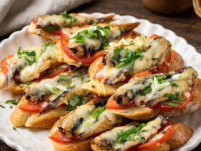 Хрустящие и с пикантным вкусом: рецепт горячих бутербродов со шпротами за 15 минут