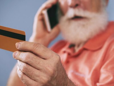 Пенсия не поступит на банковскую карту автоматически: что нужно срочно сделать пенсионерам
