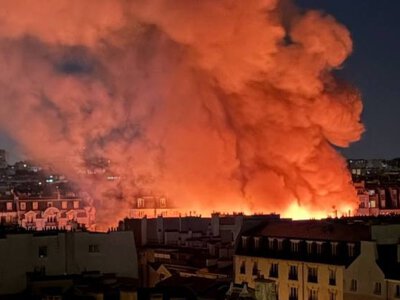  Старейший крытый рынок Парижа полностью уничтожен пожаром 