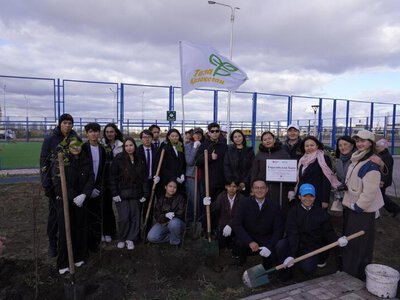 «Таза Қазақстан»: в Астане сотрудники банка высадили более 100 деревьев на территориях двух школ